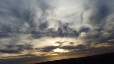 Luton 'da Günbatımı ve Renkli Bulutlar