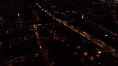 Geceleri şehrin havadan görünüşü