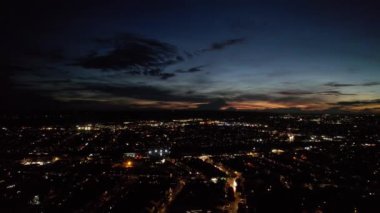 Geceleri şehrin havadan görünüşü