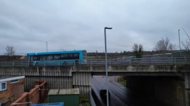 Bulutlu bir günde şehir ve yol 