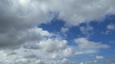 Dramatik Bulutların ve Gökyüzünün Güzel Yüksek Açılı Görüntüsü