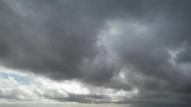 Dramatik Bulutların ve Gökyüzünün Güzel Yüksek Açılı Görüntüsü