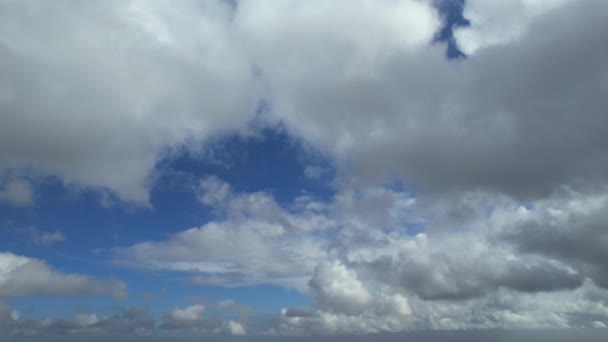 Όμορφη Υψηλή Γωνία Πλάνα Δραματικά Σύννεφα Και Ουρανός — Αρχείο Βίντεο