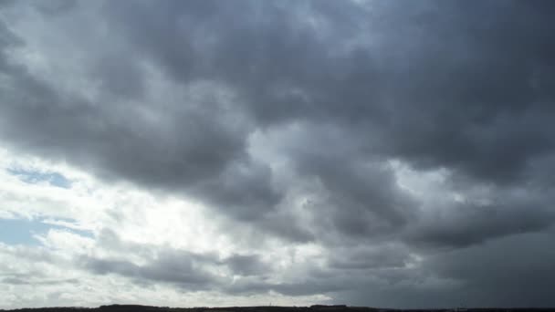 戏剧化的云彩和天空美丽的高角镜头 — 图库视频影像