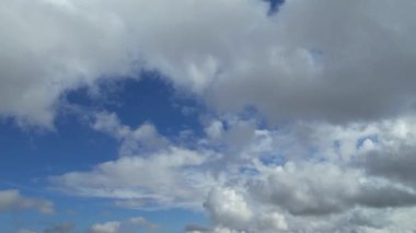 Dramatik Bulutların ve Gökyüzünün Güzel Yüksek Açılı Görüntüsü