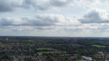 Bulutlar şehrin üzerinde hareket ediyor. İHA 'nın Yüksek İrtifadan Kamera Görüntüsü