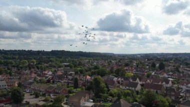 Bulutlar şehrin üzerinde hareket ediyor. İHA 'nın Yüksek İrtifadan Kamera Görüntüsü