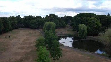 İngiltere 'nin Milton Keynes şehrindeki Willen Lake Park' ın güzel hava manzarası. Görüntü İHA 'nın Kamerasıyla 09-Nisan-2023 Bulutlu Gün batımında çekildi.