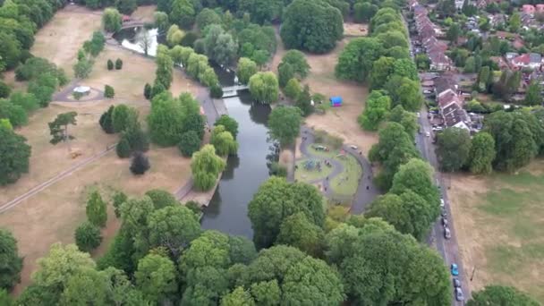 英国米尔顿凯恩斯市威伦湖公园美丽的空中景观 镜头是在2023年4月9日黄昏的时候用Drone的相机拍摄的 — 图库视频影像