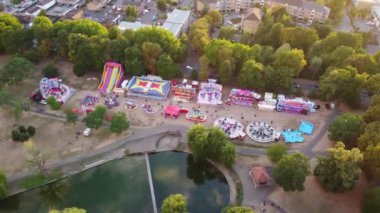 Londra Luton of England 'da halka açık eğlence fuarının yüksek açılı görüntüsü.