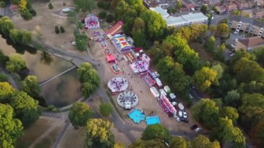Londra Luton of England 'da halka açık eğlence fuarının yüksek açılı görüntüsü.