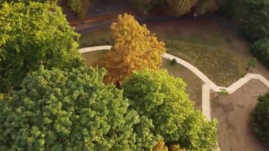 Londra Luton of England 'da halka açık eğlence fuarının yüksek açılı görüntüsü.