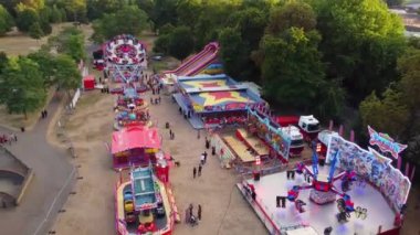 Londra Luton of England 'da halka açık eğlence fuarının yüksek açılı görüntüsü.