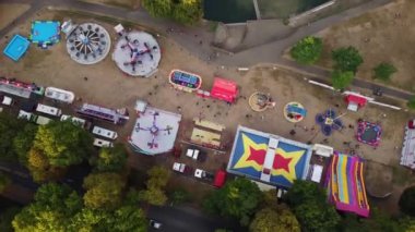 Londra Luton of England 'da halka açık eğlence fuarının yüksek açılı görüntüsü.