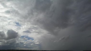 Dramatik Bulutların ve Gökyüzünün Güzel Yüksek Açılı Görüntüsü