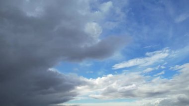 Dramatik Bulutların ve Gökyüzünün Güzel Yüksek Açılı Görüntüsü