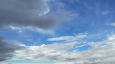 Dramatik Bulutların ve Gökyüzünün Güzel Yüksek Açılı Görüntüsü