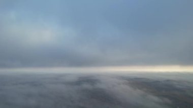 Dramatik Bulutların ve Gökyüzünün Güzel Yüksek Açılı Görüntüsü