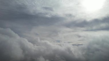 Dramatik Bulutların ve Gökyüzünün Güzel Yüksek Açılı Görüntüsü
