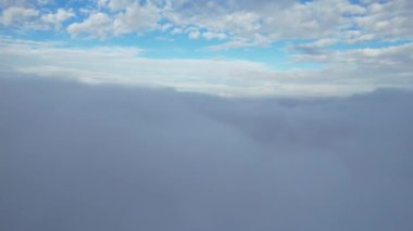 İHA 'nın Yüksek Açılı Görüntüsü, İngiltere' de Hızlı Bulutlar 