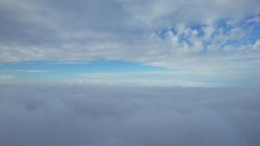 İHA 'nın Yüksek Açılı Görüntüsü, İngiltere' de Hızlı Bulutlar 