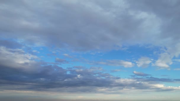 イギリスの町 昼間の景色 ドローンカメラの上の雨の雲 — ストック動画