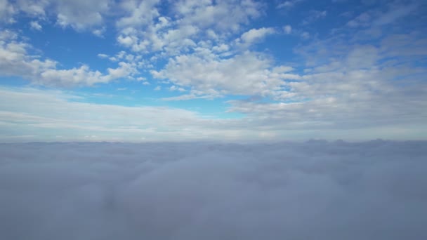 Gyors Mozgó Felhők Anglia Felett Drone Nagy Szögű Felvételei — Stock videók