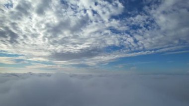 İHA 'nın Yüksek Açılı Görüntüsü, İngiltere' de Hızlı Bulutlar 