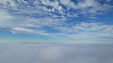 İHA 'nın Yüksek Açılı Görüntüsü, İngiltere' de Hızlı Bulutlar 