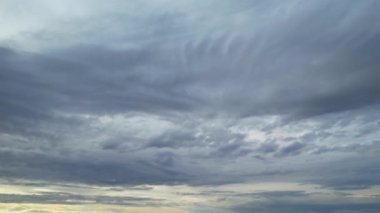 İHA 'nın Yüksek Açılı Görüntüsü, İngiltere' de Hızlı Bulutlar 