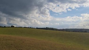 İHA 'nın Yüksek Açılı Görüntüsü, İngiltere' de Hızlı Bulutlar 