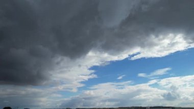 İHA 'nın Yüksek Açılı Görüntüsü, İngiltere' de Hızlı Bulutlar 