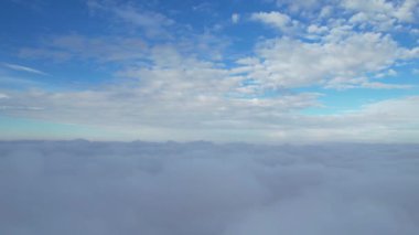 İHA 'nın Yüksek Açılı Görüntüsü, İngiltere' de Hızlı Bulutlar 