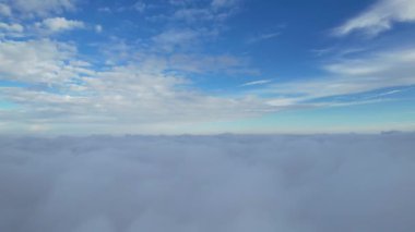 İHA 'nın Yüksek Açılı Görüntüsü, İngiltere' de Hızlı Bulutlar 