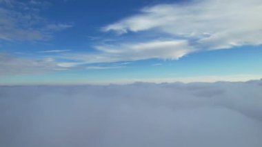 İHA 'nın Yüksek Açılı Görüntüsü, İngiltere' de Hızlı Bulutlar 