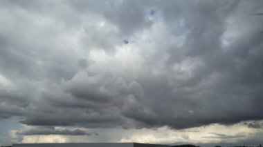 İHA 'nın Yüksek Açılı Görüntüsü, İngiltere' de Hızlı Bulutlar 