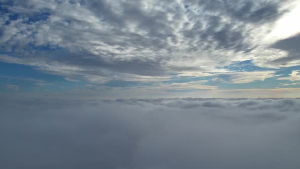 Быстро Движущиеся Облака Над Англией Высокий След Дрона — стоковое видео