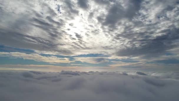 Быстро Движущиеся Облака Над Англией Высокий След Дрона — стоковое видео