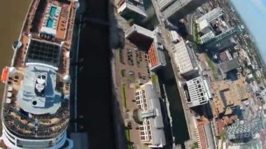 BİRLİK KINGDOM, LİVERPOOL ŞEHRİ - 31 Mart 2023: Liverpool Rıhtımındaki yolcularla birlikte Liverpool Limanı 'ndan ayrılan Tur Feribotunun hava görüntüleri