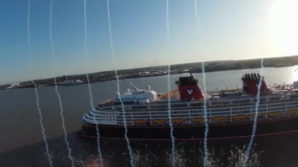 イギリス リバプールシティ 2023年3月31日 リバプール ドックの乗客と一緒に海港を出発するツアーフェリーの空中映像 — ストック動画