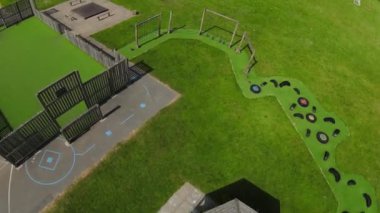 İngiliz Okulu ve Residential District 'in Yavaş Hava Görüntüleri İngiltere' nin Liverpool şehrinde Bulutlu Bir Gün 'de. Görüntü İHA 'nın Kamerasıyla 31 Mart 2023' te kaydedildi.