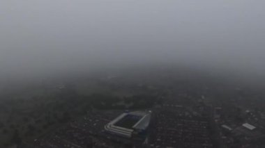 İngiliz Okulu ve Residential District 'in Yavaş Hava Görüntüleri İngiltere' nin Liverpool şehrinde Bulutlu Bir Gün 'de. Görüntü İHA 'nın Kamerasıyla 31 Mart 2023' te kaydedildi.