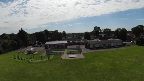Lassú Mozgás Légi Felvétel Brit Iskola Lakókörzet Egy Felhős Napon — Stock videók