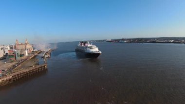 BİRLİK KINGDOM, LİVERPOOL CITY - 31 Mart 2023: Liverpool Rıhtımındaki yolcularla birlikte Liverpool Limanı 'ndan ayrılan Tur Feribotu' nun hava görüntüleri 