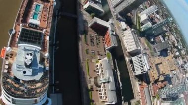 BİRLİK KINGDOM, LİVERPOOL CITY - 31 Mart 2023: Liverpool Rıhtımındaki yolcularla birlikte Liverpool Limanı 'ndan ayrılan Tur Feribotu' nun hava görüntüleri 
