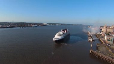 BİRLİK KINGDOM, LİVERPOOL CITY - 31 Mart 2023: Liverpool Rıhtımındaki yolcularla birlikte Liverpool Limanı 'ndan ayrılan Tur Feribotu' nun hava görüntüleri 