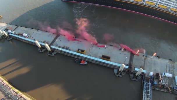 イギリス リバプールシティ 2023年3月31日 リバプールドックの乗客と一緒に海港を出発するツアーフェリーの空中映像 — ストック動画