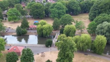 İngiltere 'nin Milton Keynes şehrindeki Willen Lake Park' ın güzel hava manzarası. Görüntü İHA 'nın Kamerasıyla 09-Nisan-2023 Bulutlu Gün batımında çekildi.