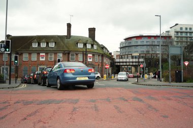 İngiltere 'nin Luton kasabasında İngiliz Yolu ve Trafik Görüş Açısı Düşük