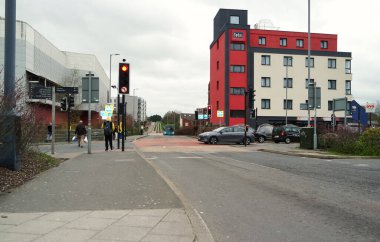 İngiltere 'nin Luton kasabasında İngiliz Yolu ve Trafik Görüş Açısı Düşük